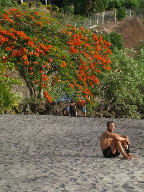 Tranquila praia de areias escuras ao sul de St. Pierre, no norte de Martinica